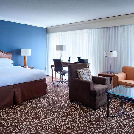 Отель Milwaukee Marriott West Уокешо Экстерьер фото