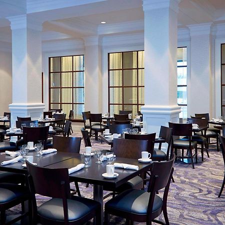 Отель Milwaukee Marriott West Уокешо Экстерьер фото
