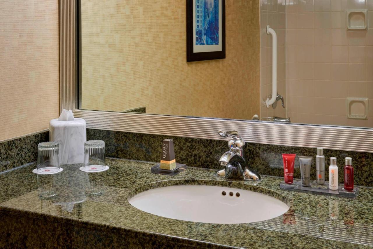 Отель Milwaukee Marriott West Уокешо Экстерьер фото
