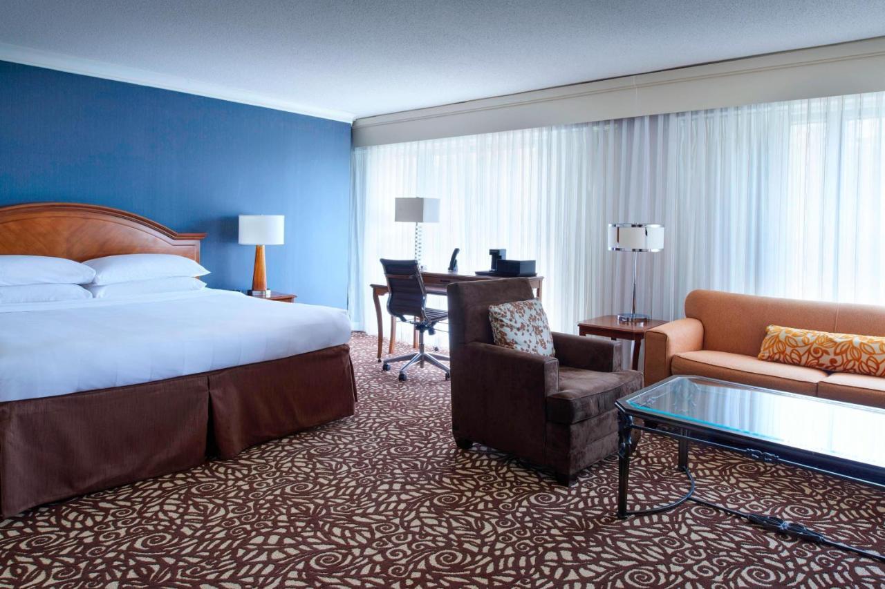 Отель Milwaukee Marriott West Уокешо Экстерьер фото