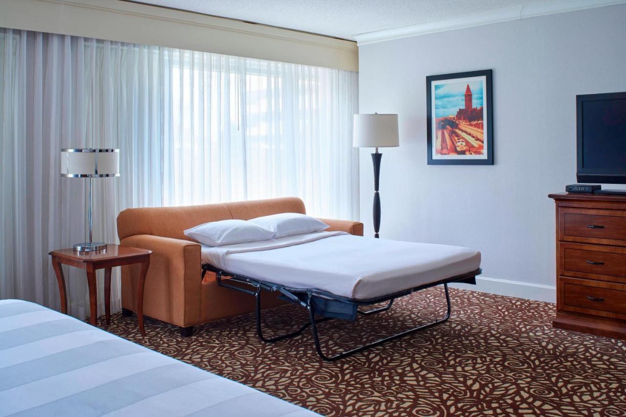 Отель Milwaukee Marriott West Уокешо Экстерьер фото