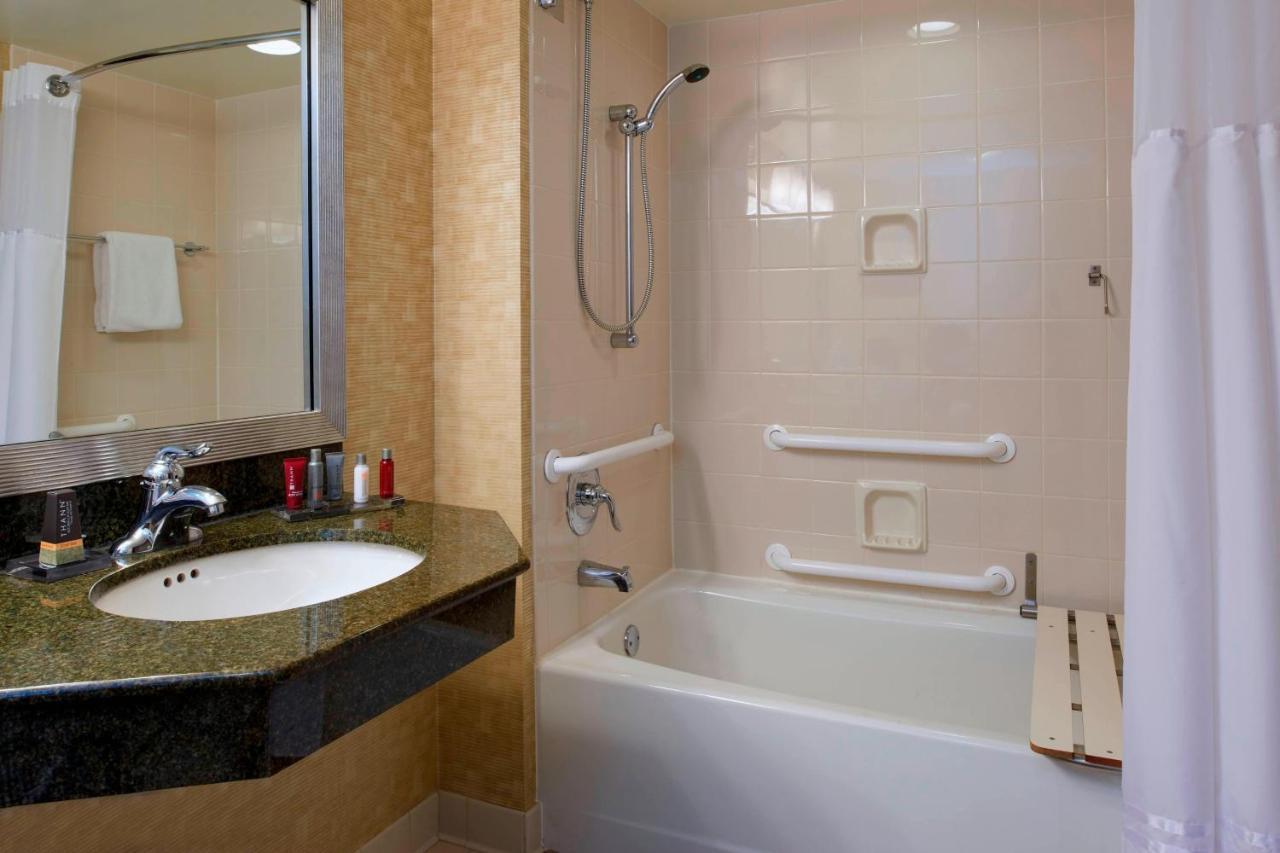 Отель Milwaukee Marriott West Уокешо Экстерьер фото