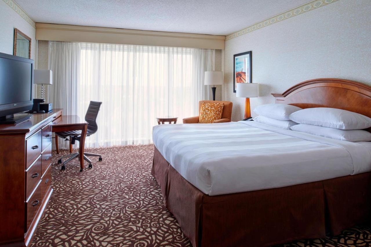 Отель Milwaukee Marriott West Уокешо Экстерьер фото