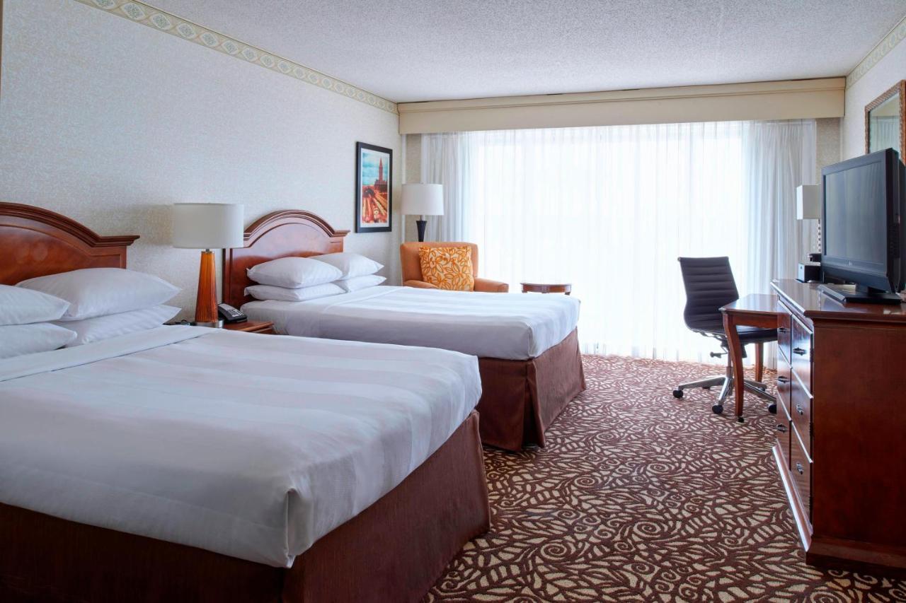Отель Milwaukee Marriott West Уокешо Экстерьер фото