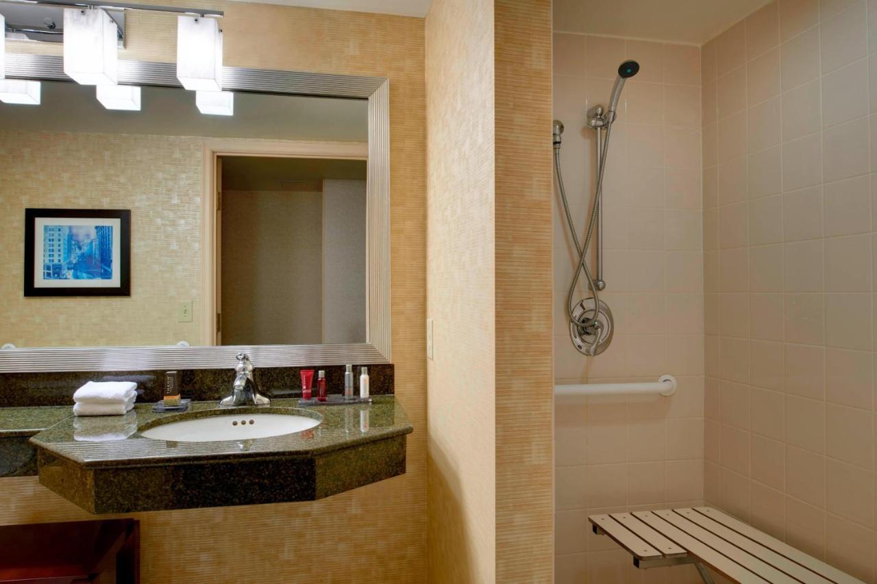 Отель Milwaukee Marriott West Уокешо Экстерьер фото