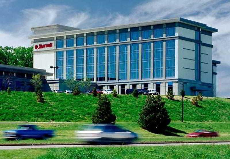 Отель Milwaukee Marriott West Уокешо Экстерьер фото