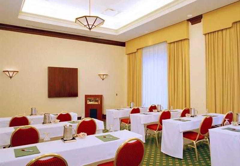 Отель Milwaukee Marriott West Уокешо Экстерьер фото
