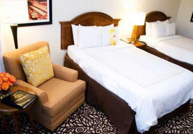 Отель Milwaukee Marriott West Уокешо Экстерьер фото