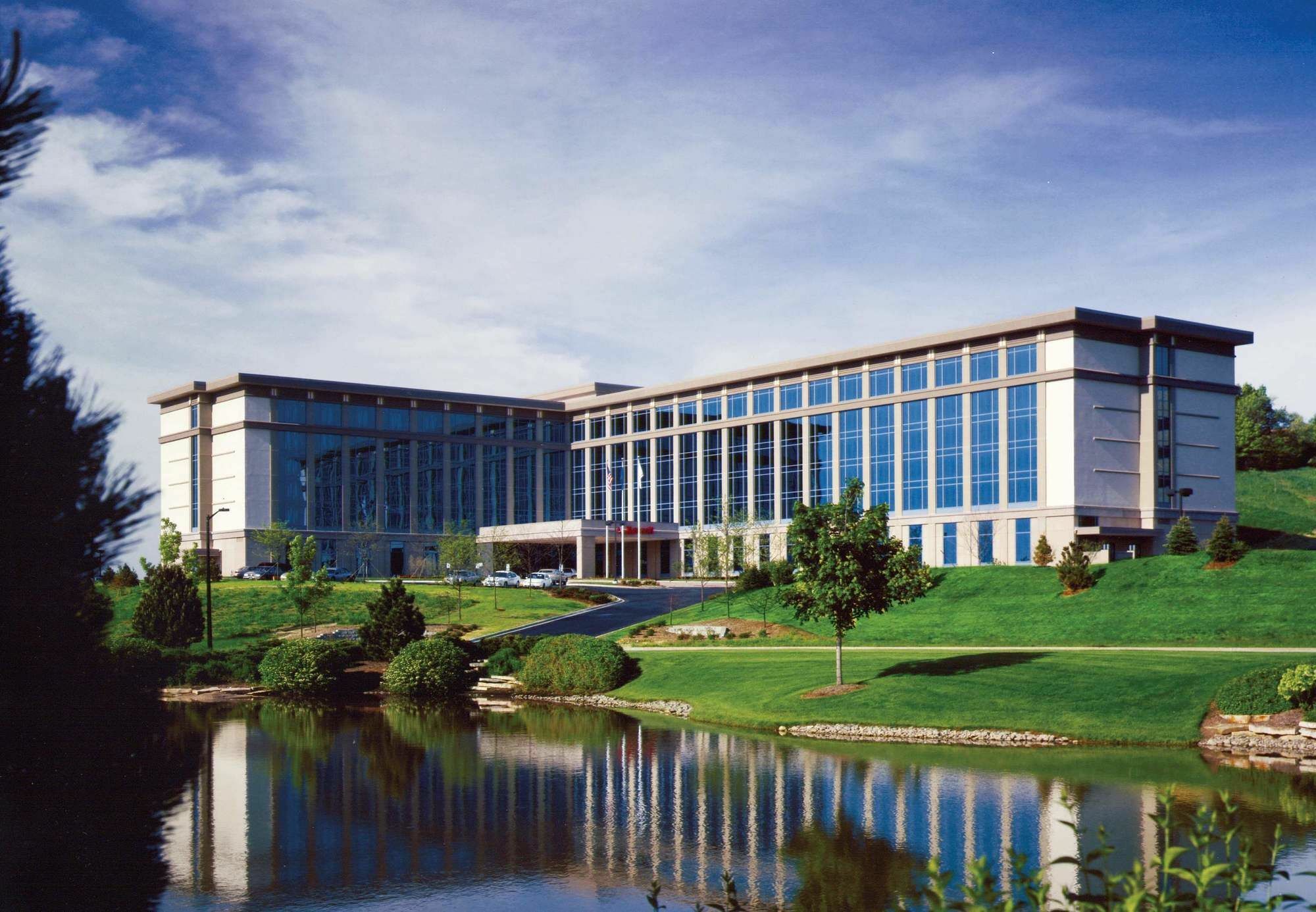Отель Milwaukee Marriott West Уокешо Экстерьер фото