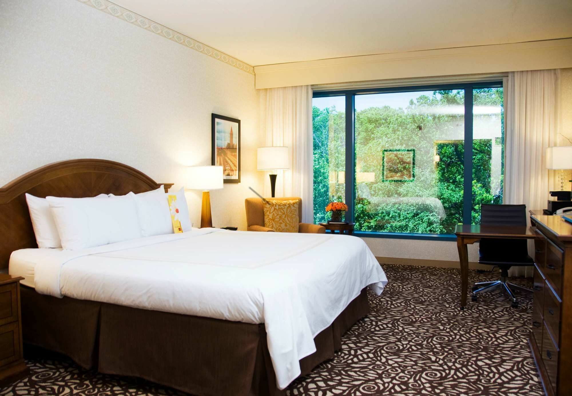 Отель Milwaukee Marriott West Уокешо Экстерьер фото